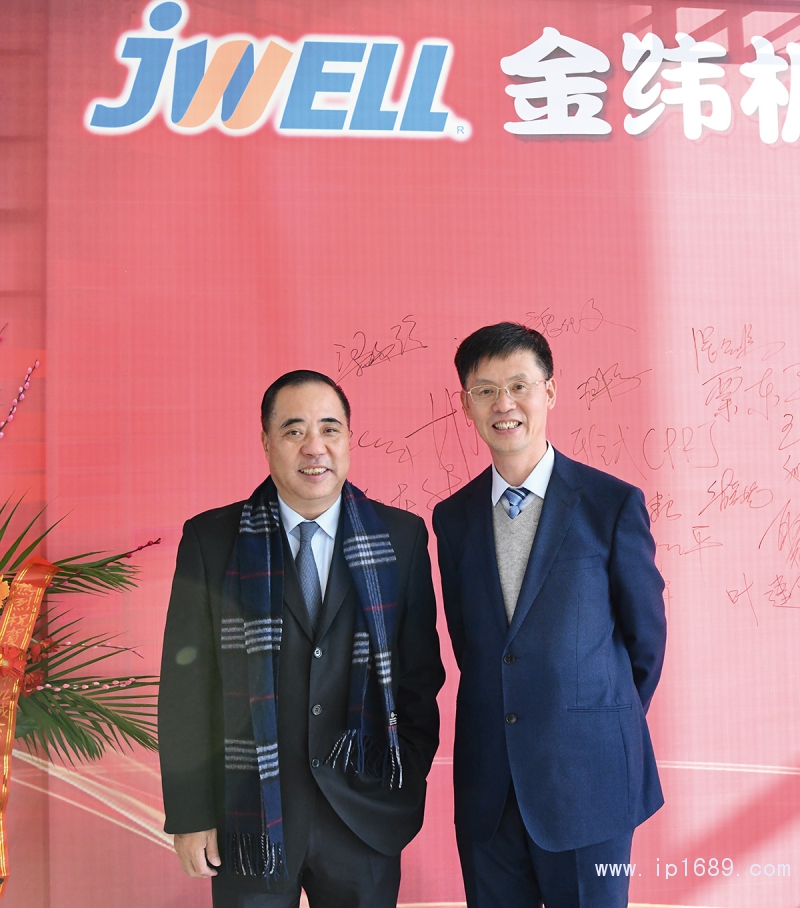 機(jī)械協(xié)會(huì)會(huì)長(zhǎng)-張劍鳴(中)金緯機(jī)械-董事長(zhǎng)-何海潮-(右)