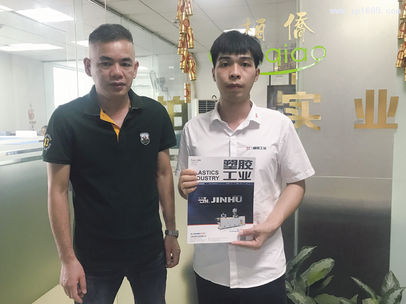 柏僑電器實(shí)業(yè)有限公司銷售經(jīng)理羅瑞球(左)