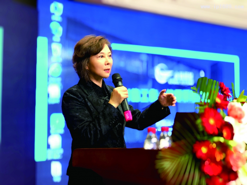 中國塑協異型材及門窗專委會第八屆主任、天津金鵬集團副總裁曹玲
